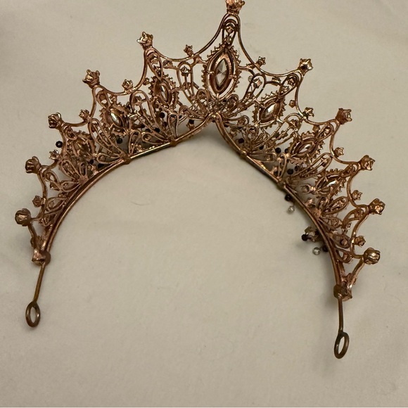 Elegant Black Crystal and Rose Gold Crown - Picture 5 of 8